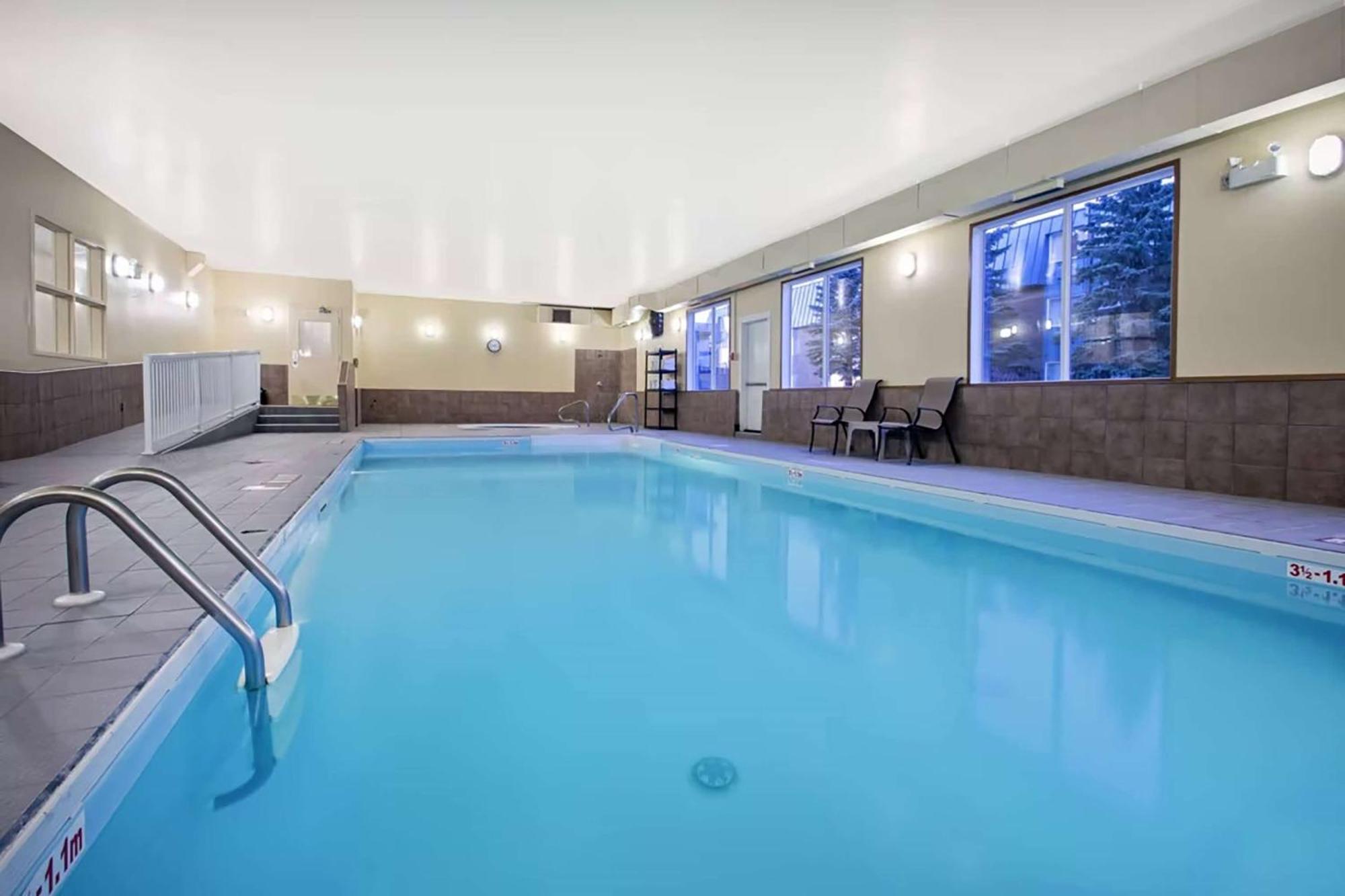 Ramada By Wyndham Prince Albert Bagian luar foto