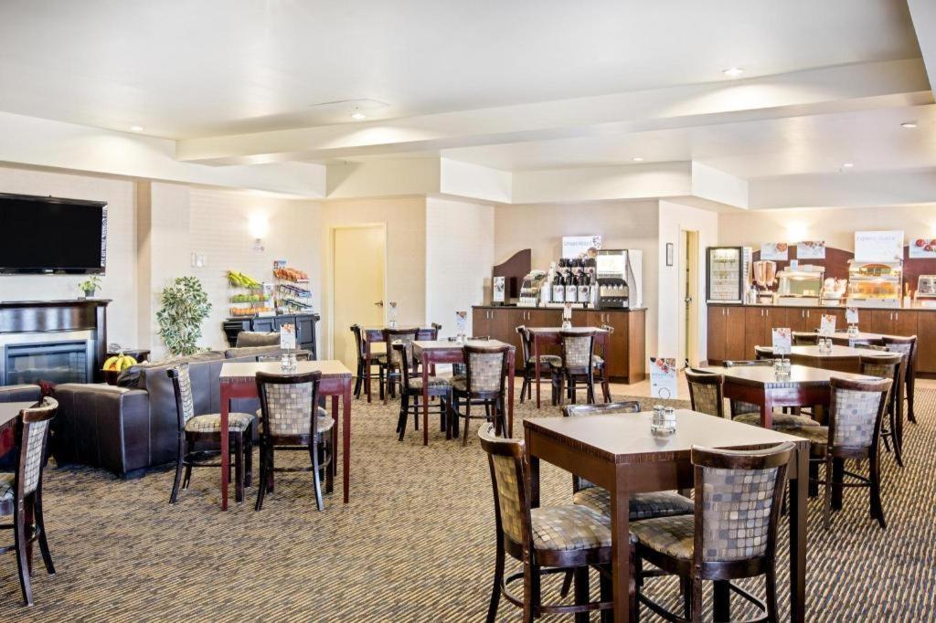 Ramada By Wyndham Prince Albert Bagian luar foto