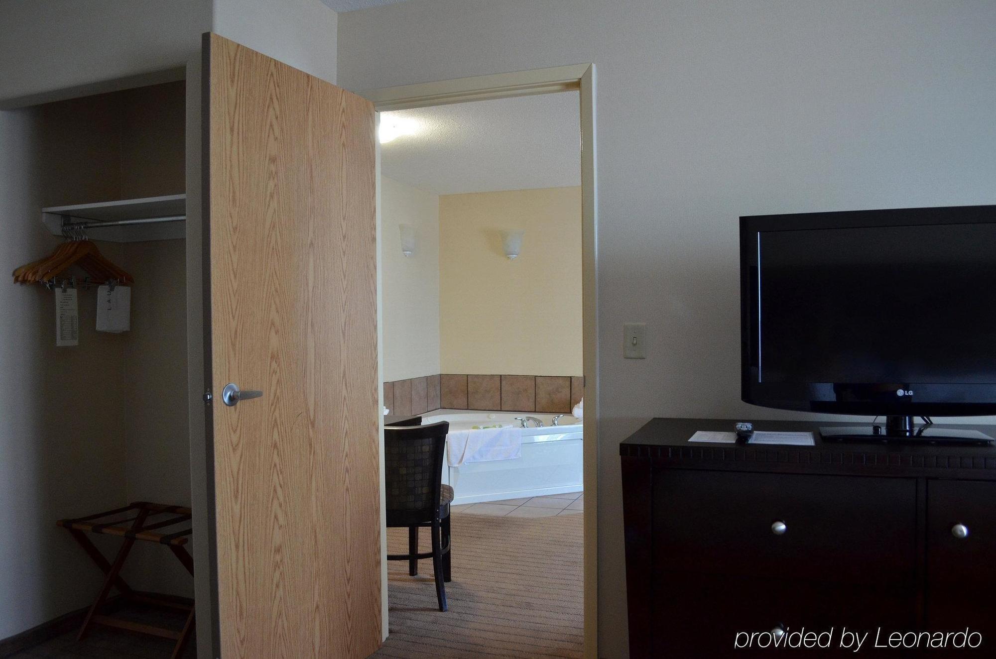 Ramada By Wyndham Prince Albert Bagian luar foto