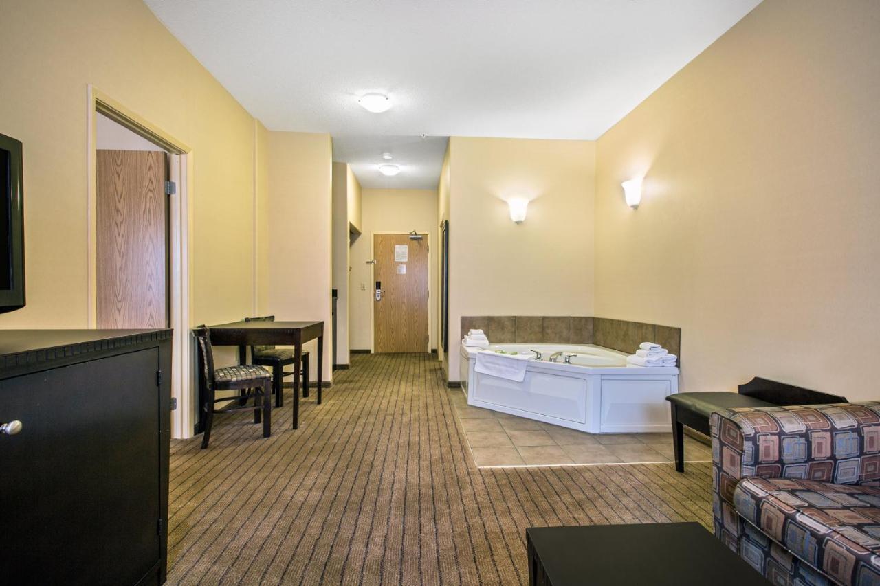 Ramada By Wyndham Prince Albert Bagian luar foto