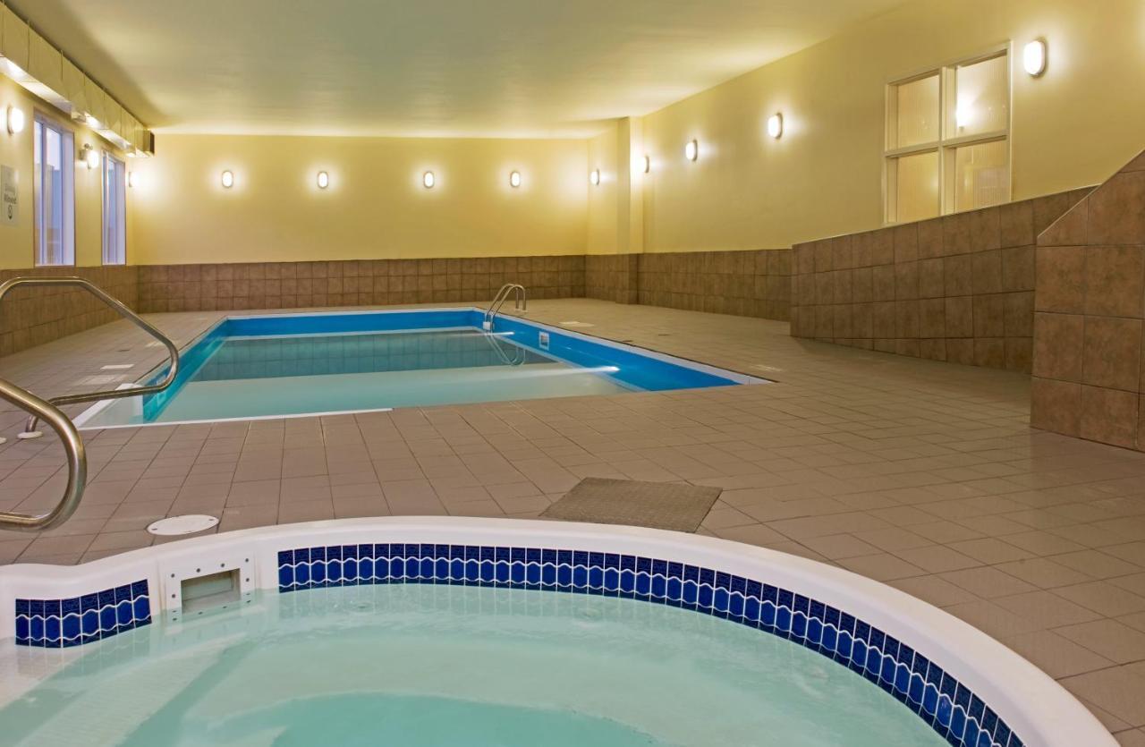 Ramada By Wyndham Prince Albert Bagian luar foto
