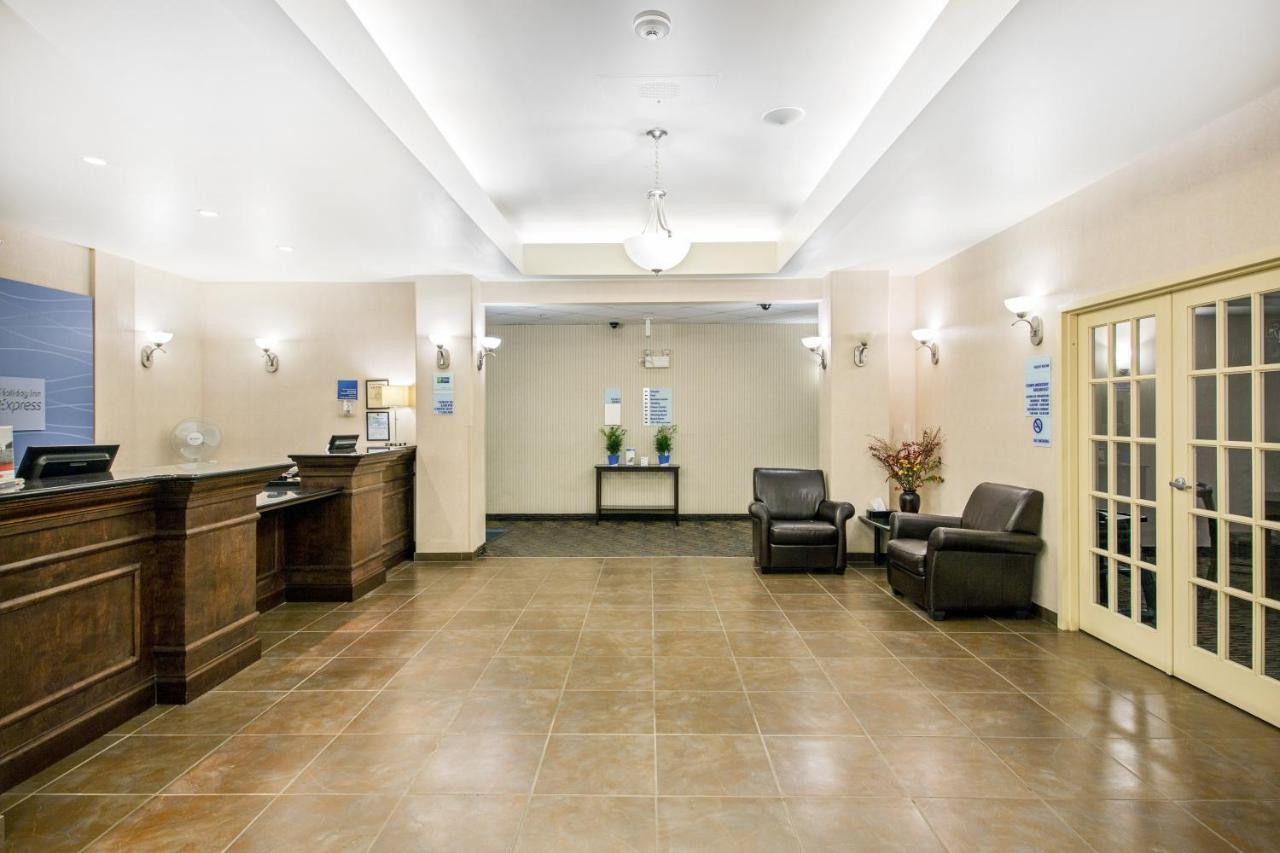 Ramada By Wyndham Prince Albert Bagian luar foto